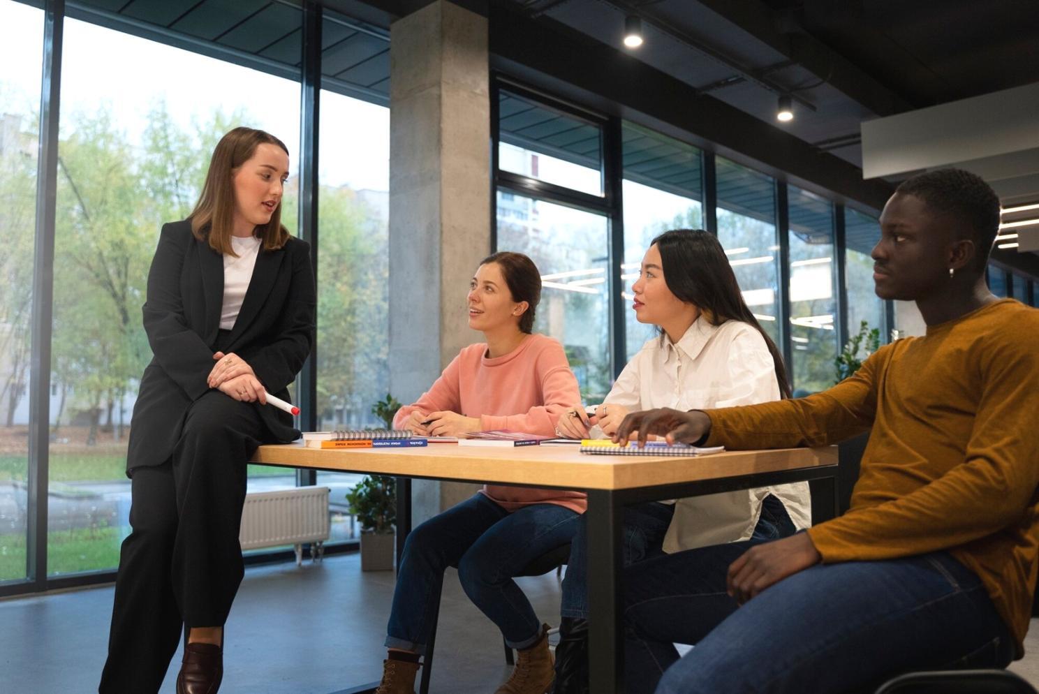 Suasana workshop investasi dengan peserta yang antusias mengikuti presentasi