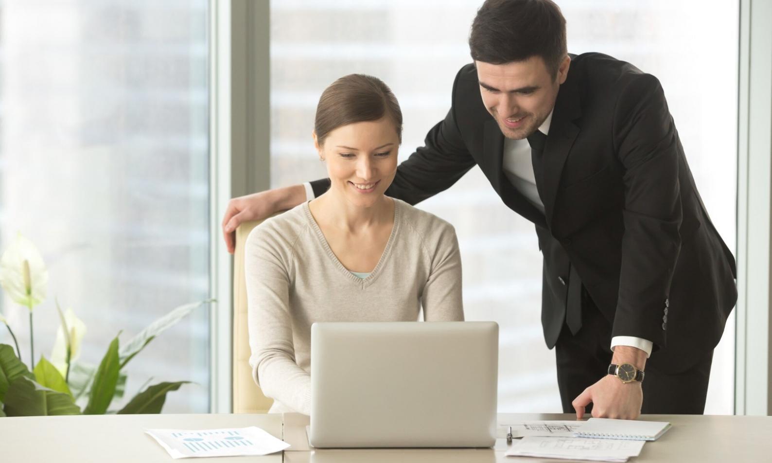 Interface aplikasi investasi yang user-friendly dengan berbagai tools analisis